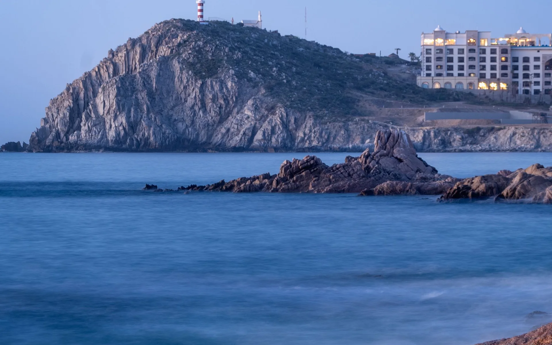 Βραχώδης ακτή με φάρο στο Κάμπο Σαν Λούκας