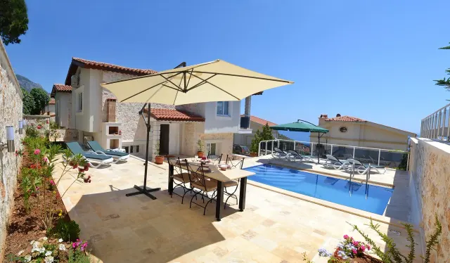 BookNoFees: ενοικιαζόμενο κατάλυμα διακοπών σε Kalkan, Kas, Antalya – Βεράντα με τραπέζι φαγητού, ομπρέλα, πισίνα και ξαπλώστρες