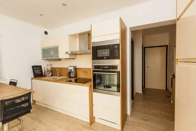 BookNoFees: Διαμέρισμα «Miran» με μπαλκόνι και θέα στη θάλασσα – Okrug Gornji