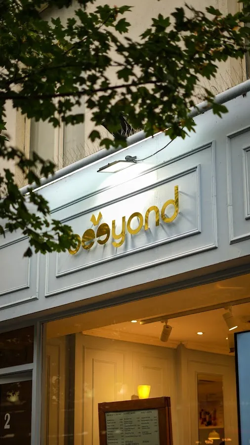 BookNoFees: Καφετέρια – Beeyond – London – Πέρα από, φωτογραφία 1
