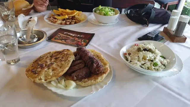 BookNoFees: Εστιατόριο – Čingač – Zagreb – Κούνια, φωτογραφία 3