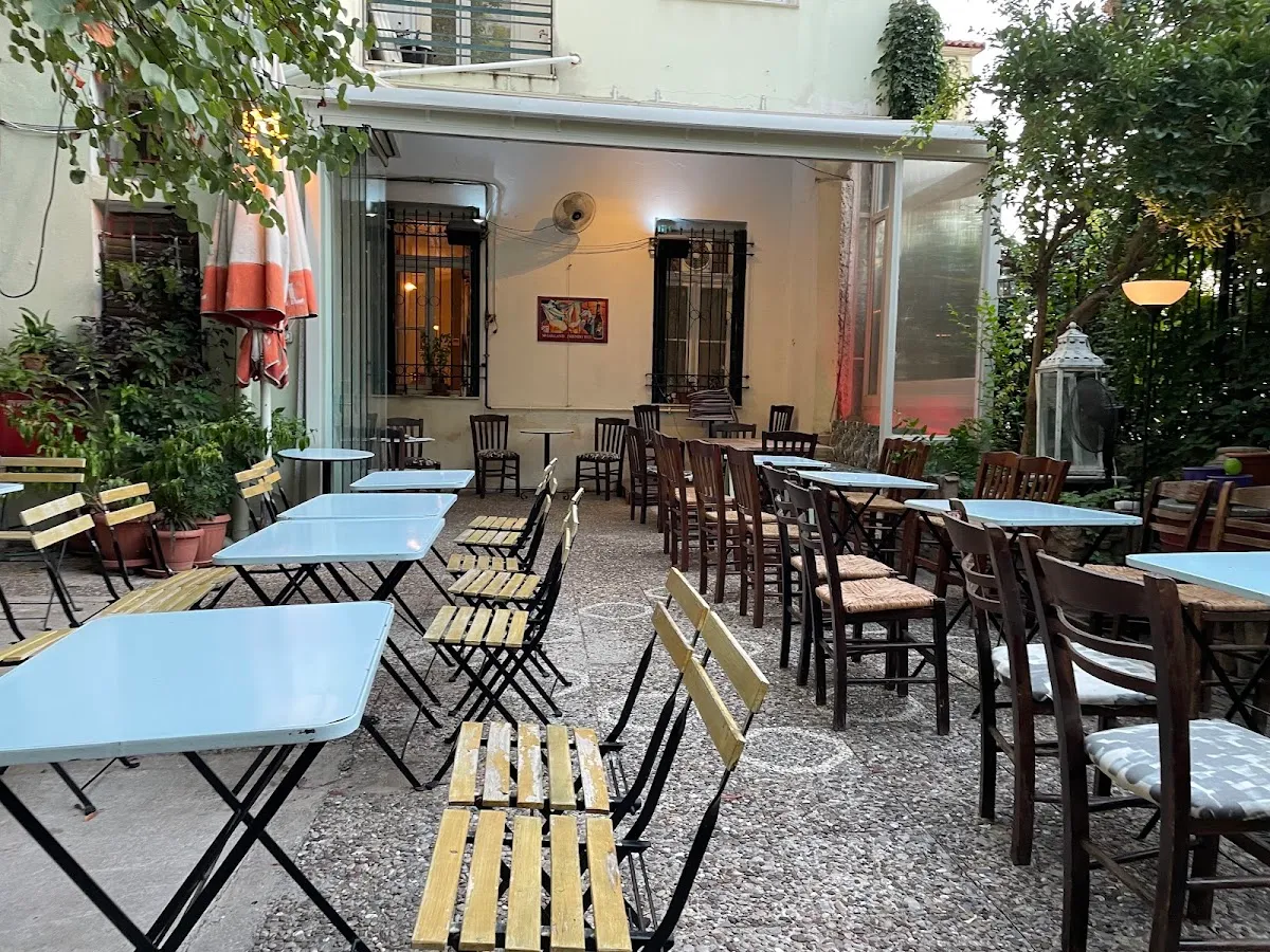 BookNoFees: Εστιατόριο – BeeRaki – Athens – Ράφι για μπύρες, φωτογραφία 1