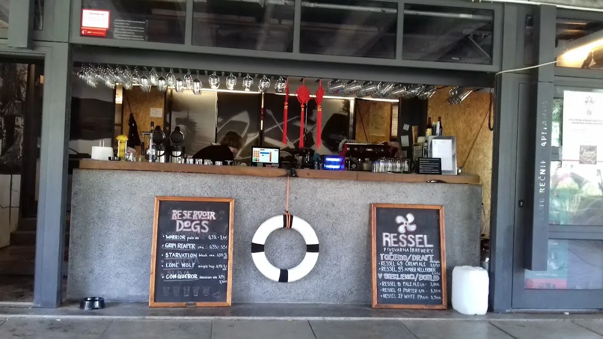 BookNoFees: Καφετέρια – Klub rečnih kapitanov – Ljubljana – Λέσχη Πλοιάρχων Ποταμών, φωτογραφία 1
