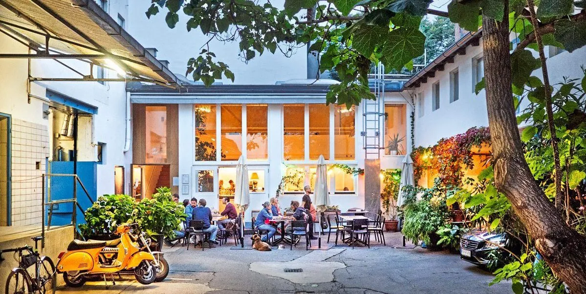 BookNoFees: Εστιατόριο – Das Lokal im Hof – Vienna – Το εστιατόριο στην αυλή, φωτογραφία 1