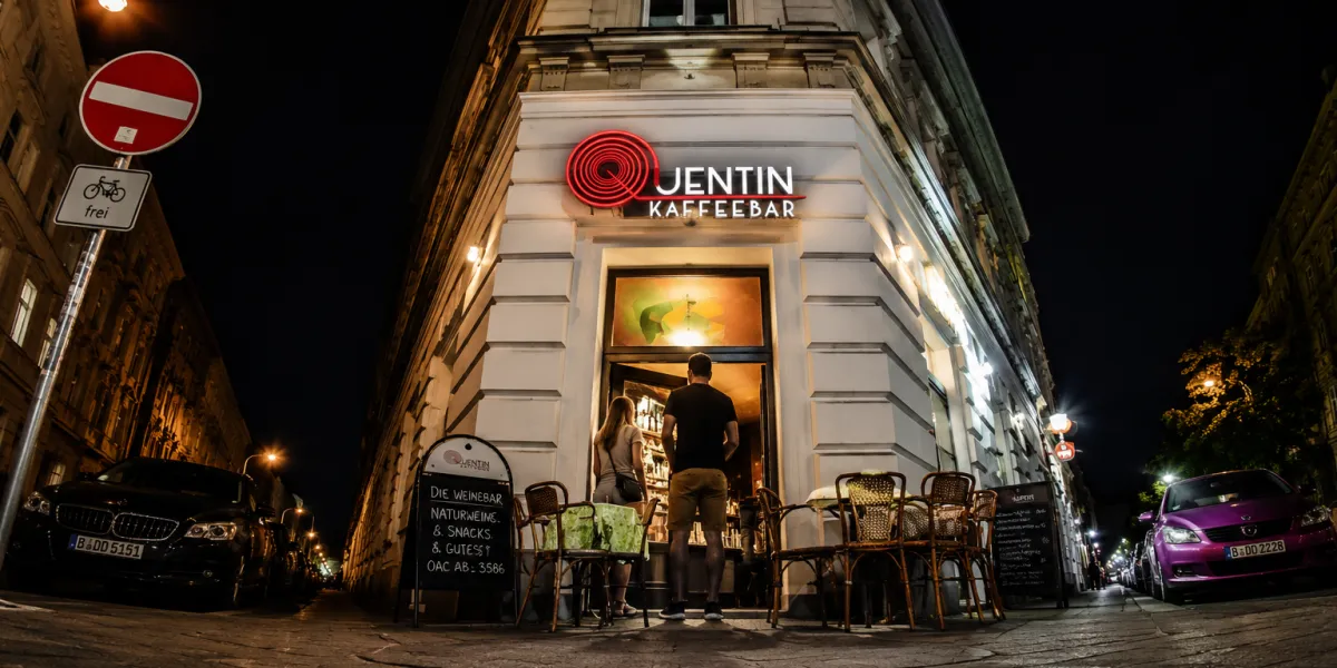 BookNoFees: Καφετέρια – Quentin's Kaffeebar – Vienna – Το καφέ-μπαρ του Κουέντιν, φωτογραφία 1
