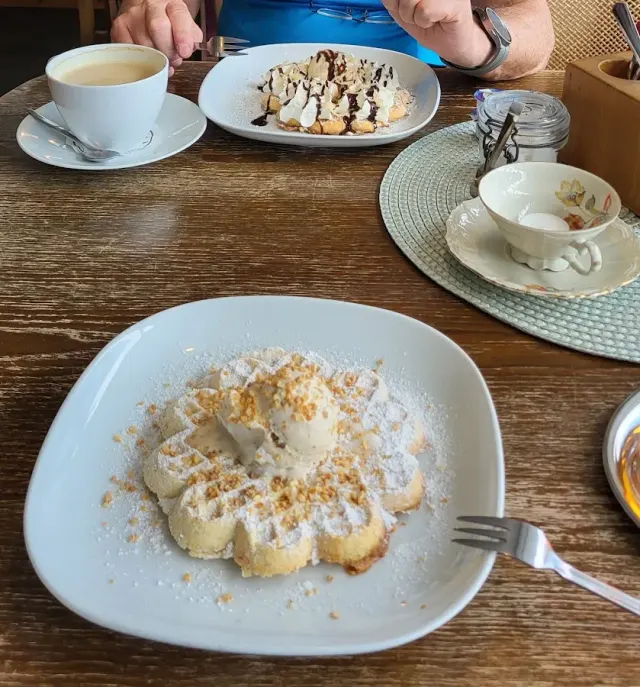 BookNoFees: Καφετέρια – Helga's Waffelstübchen – Hallenberg – Το ζαχαροπλαστείο της Χέλγκα, φωτογραφία 2
