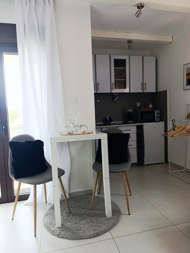 BookNoFees: Ήσυχο στούντιο με μπαλκόνι και πισίνα – Vir