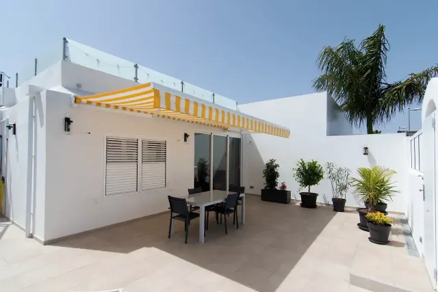 BookNoFees: ενοικιαζόμενο κατάλυμα διακοπών σε Playa Del Ingles – Casa Kriki: πολυτελές μπανγκαλόου με ταράτσα στο συγκρότημα Holycan