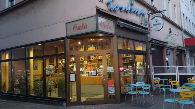 BookNoFees: Cortina Eiscafe, Herne