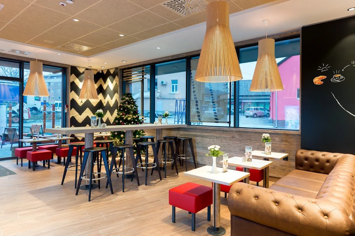 BookNoFees: Σνακ μπαρ – McDonald's – Zagreb – McDonald's, φωτογραφία 1