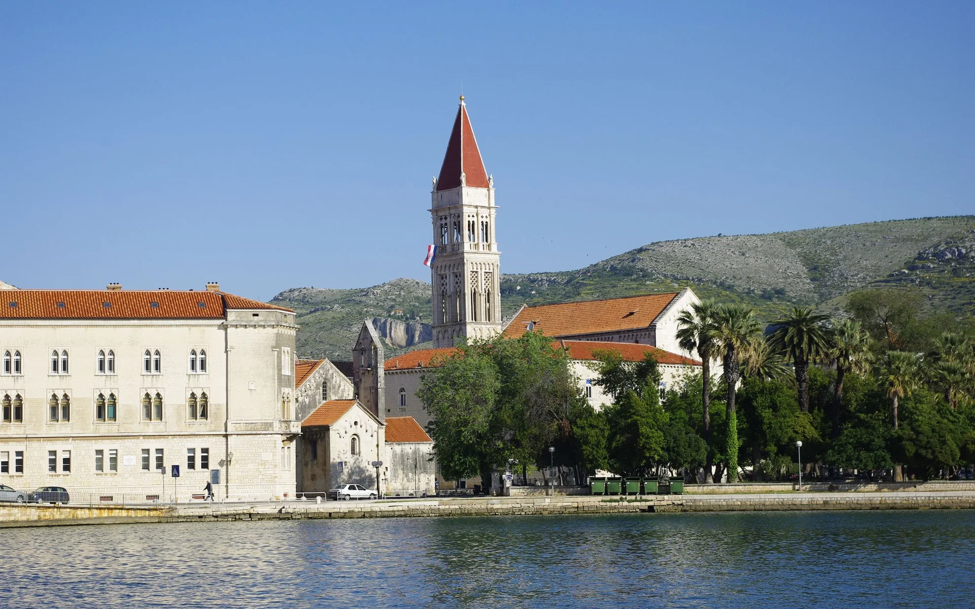 Παραλιακός δρόμος του Τρόγκιρ με τον ιστορικό καμπαναριό