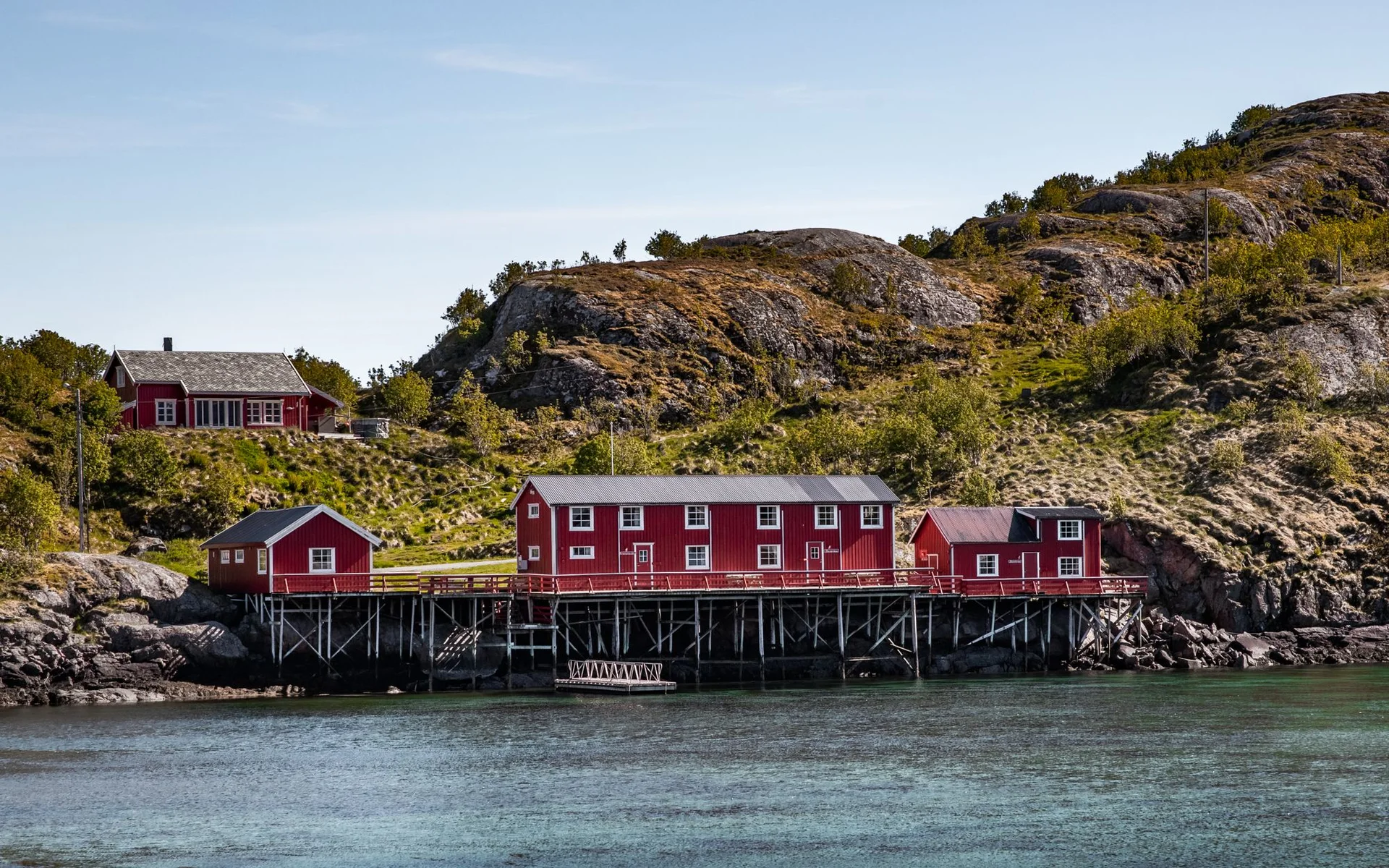 Κόκκινα σπίτια δίπλα στο νερό στο Nordland, Νορβηγία