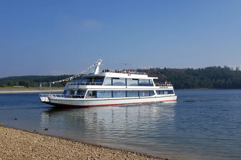 Το επιβατηγό πλοίο MS Sorpesee στη λίμνη κοντά στο Sundern, με το δάσος στην απέναντι όχθη